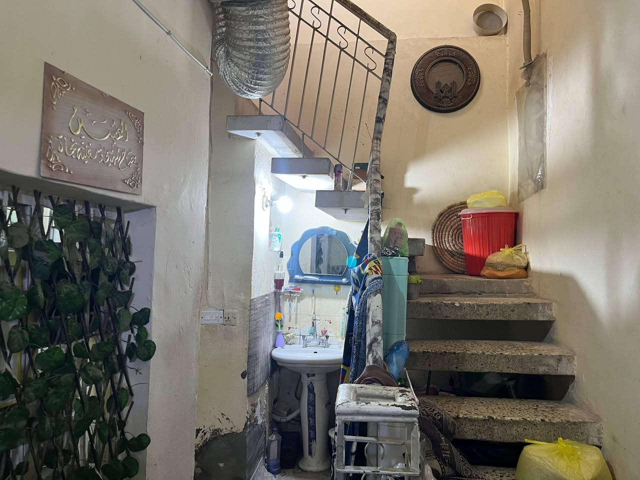 من رخصة الادمن ..
بيت في منطقة الاسكان  
شارع 23 
محلة 625
زقاق 23 
دار 10
مساحة 81 م
9 واجهة ... 9 نزال
طابق واحد مع مخزن بالسطح
هول و غرف نوم عدد 2  و تكرمون حمام و تواليت
 السعر ---165 مليون
للاستفسار ***********
او على الخاص
