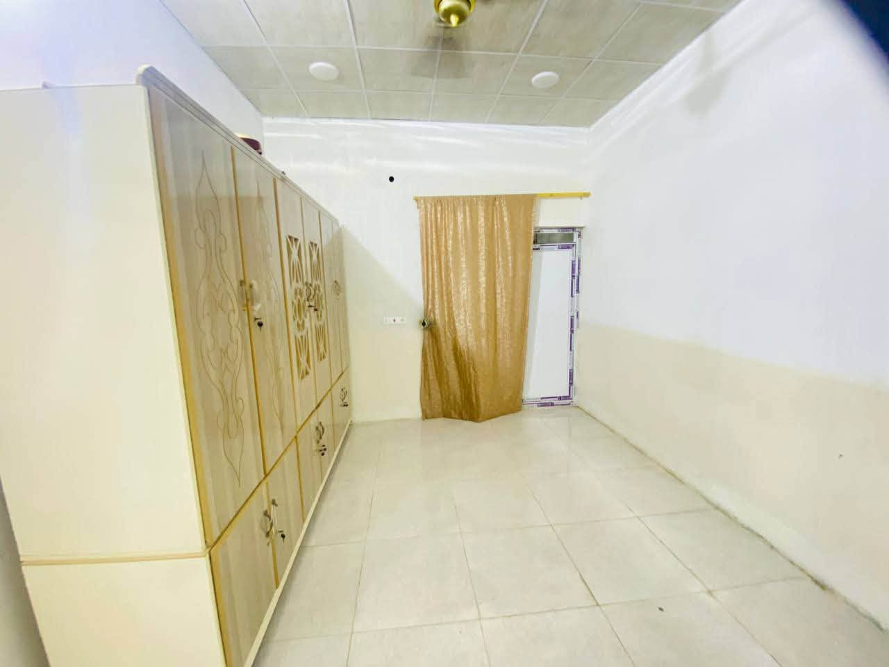 🏡 بيت للبيع

📍 الموقع: نهاية حي الشرطة – آخر فرعين، يم العويسات، فرع مُبلّط.

📐 المساحة: 180 متر.

✨ مواصفات البيت:

* غرفتا نوم.
* استقبال.
* مطبخ.
* بيتونة.
* حزام سيراميك في الاستقبال والمطبخ فقط.
* أرضية البيت كاملة سيراميك.
* سقف ثانوي.
* جميع الخدمات متوفرة.
* البيت مرتب وجاهز للسكن ولا يحتاج أي مصروف.

💰 السعر: 65 مليون دينار وبي مجال للتفاوض.

📞 للاستفسار:
***********
***********
📲 اتصال وواتساب متوفر
