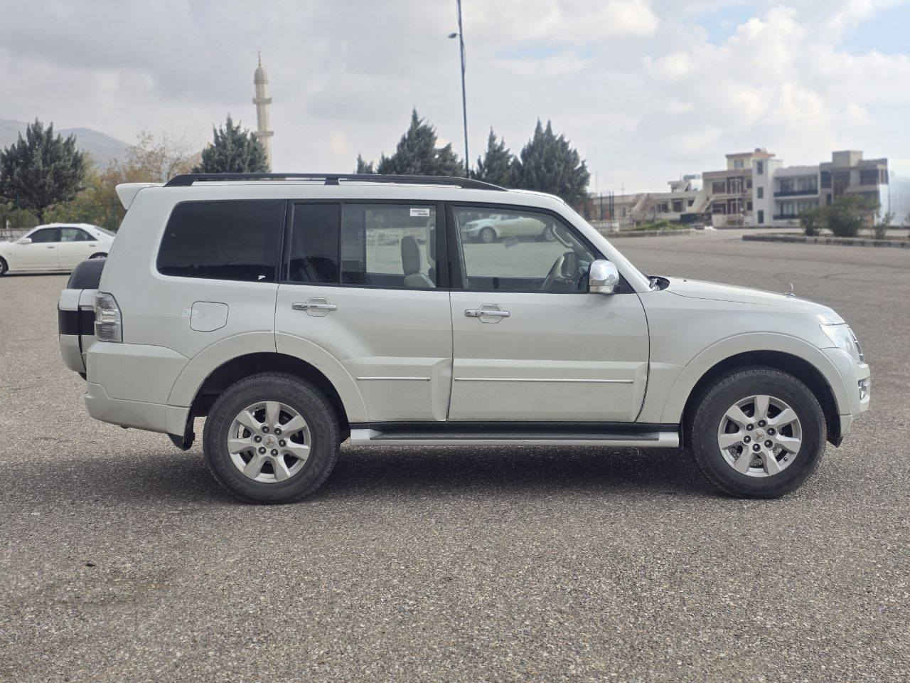 پاجیرۆ 2018 

63 هەزار ڕۆشتووە 6 بستۆن مەکینەی 3.0 

 مواسەفاتەکانی ( ناو زەردە ، سلایتە ، سەلاجەیە ، شاشەیە ، کامێرایە ، حاسەی دواوەیە ، بلاجیکتۆرە ، زینۆنە ، لایتی پێشەوە لیدە ، تەحدید سورعەیە ، دەبڵ گێڕە و دەبڵ ئەکسلە 4x4 , تەبرید مەرکەزیە و نیزام سپلێتە ، دژە خلیسکی بەفرە )

سەیارەکە سپییە و گێڕ و مەکینە و هەموو شتێکی بەشەرتە  سەیارەکە زۆر جوان و تازە ماوەتەوە سەیارەی ماڵی خۆمانە و هی مەعرەز نییە 4 تایەی تازەی لە ژێرایە و یەک بست بۆیاخی لای چەمەلەخی سەکنی هەیە بێ ناو گرتن سەنەوی و هەموو شتێکی مەزبووتەو بێ کێشەیە 

شوێن سلێمانی 

0770 104 3174
 ڤایبەر واتسئەپی لەسەرە  

نرخ 207 وەرەقە و مەجالێکی کەم السليمانية, العراق
