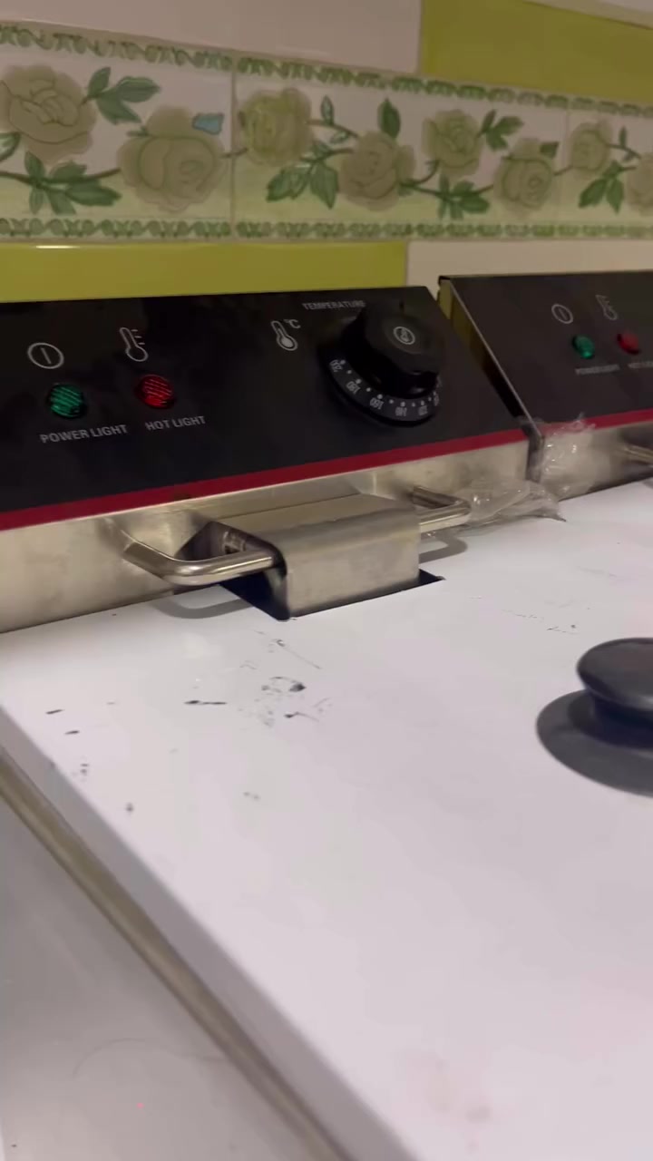 سلام عليكم .
قلايه كهربائيه
للبيع جديده ممستخدم 
عشره كيلو 🍔
*********** او راسلني خاص
