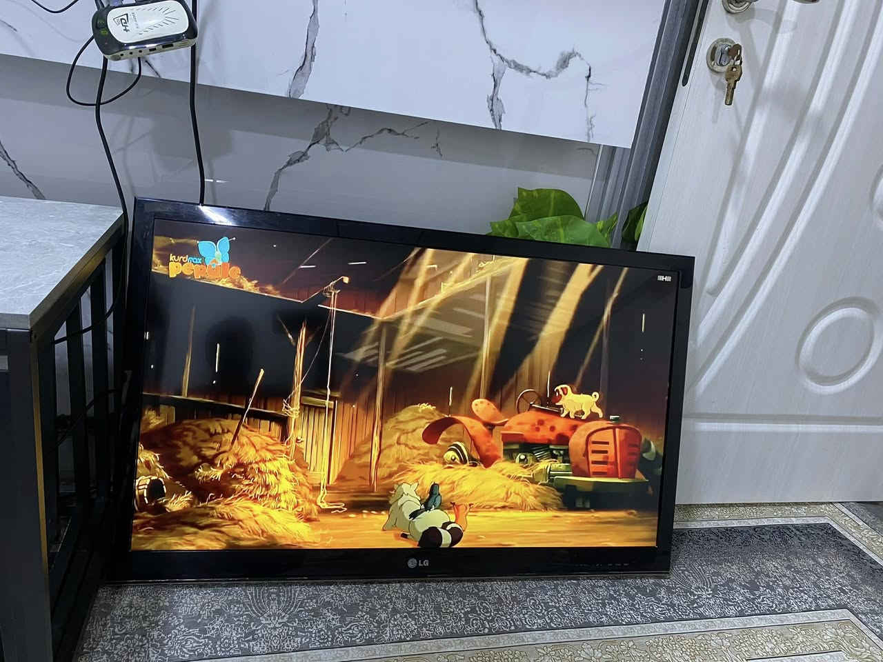 تيفي شاشة 42 ماركةي LG ال جي وةجبةي 1 ليدي كريستال كوري اصلي زور باك و بي عةيبة شوين 3 HD هةية بة زةمان بو نرخ نامة بنيرن يان تيل بكةن ***********
