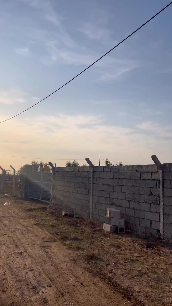 ‏سلام عليكم للبيع قطعة 1700 متر واجهة ￼27 عمق 63 يتوفر فيها كهرباء وماء موقع حي بدر شارع مزارع للتواصل *********** مامتواجد في نت فقط رقم
