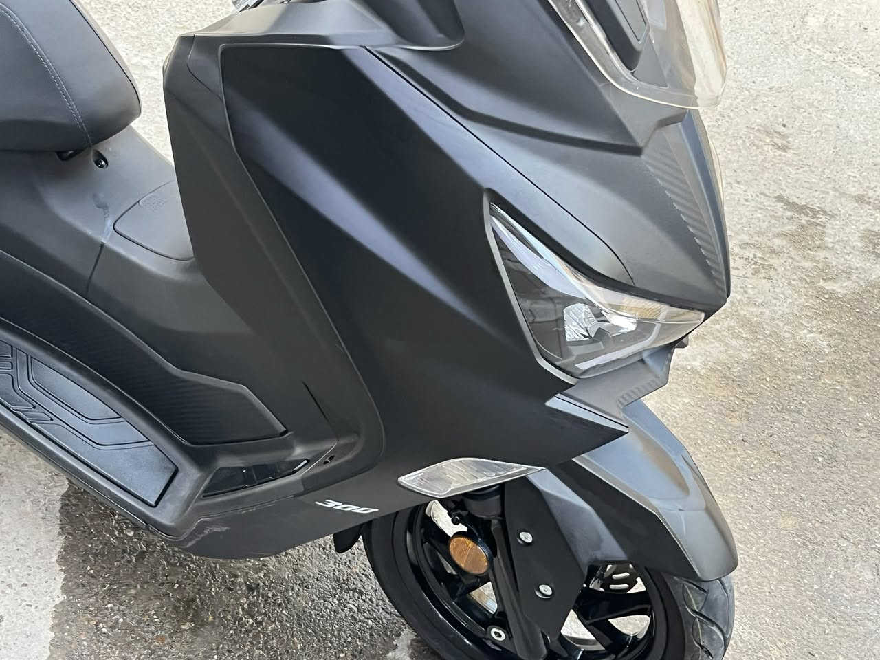 دراجة مرقمة للبيع
سيام SYM Joymax Z 
اللون اسود طافي 
محرك 300
ستاند حساس 
بريكات Aps الامامي والخلفي 
لايت زنون ابيض يخبل 
دواخل وخوارج الدراجة تخبل 
تحويل ثاني يوم بعد الشراء 
العنوان بغداد حي السلام الطوبجي
***********
