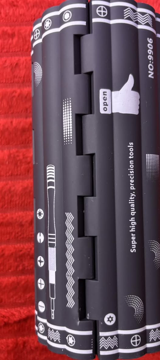 هذا المنتج عبارة عن مجموعة مفكات براغي دقيقة (Precision Screwdriver Set) تحتوي على 128 قطعة، وهي مصممة للاستخدام مع الأجهزة الإلكترونية والأدوات الصغيرة. 
المحتويات: تتضمن 120 لقمة (Bits) مصنوعة من فولاذ عالي الصلابة، بالإضافة إلى 5 أدوات مشتركة. 
التصميم: تأتي في صندوق تخزين أسطواني الشكل مصمم على طراز الزلات الخيزرانية الصينية، مع سطح ملمس ناعم. 
المميزات: تحتوي على وظائف إزالة المغناطيسية، وتتميز بلقم مغناطيسية لتسهيل التعامل مع البراغي الصغيرة. 
الاستخدام: مثالية لإصلاح الهواتف، أجهزة الكمبيوتر المحمول، الساعات، وأجهزة الألعاب.


**إذا كنت صاحب هذا الإعلان وتريد حذفه لأي سبب، رجاءا أرسل رسالة إلى الدعم الفني**