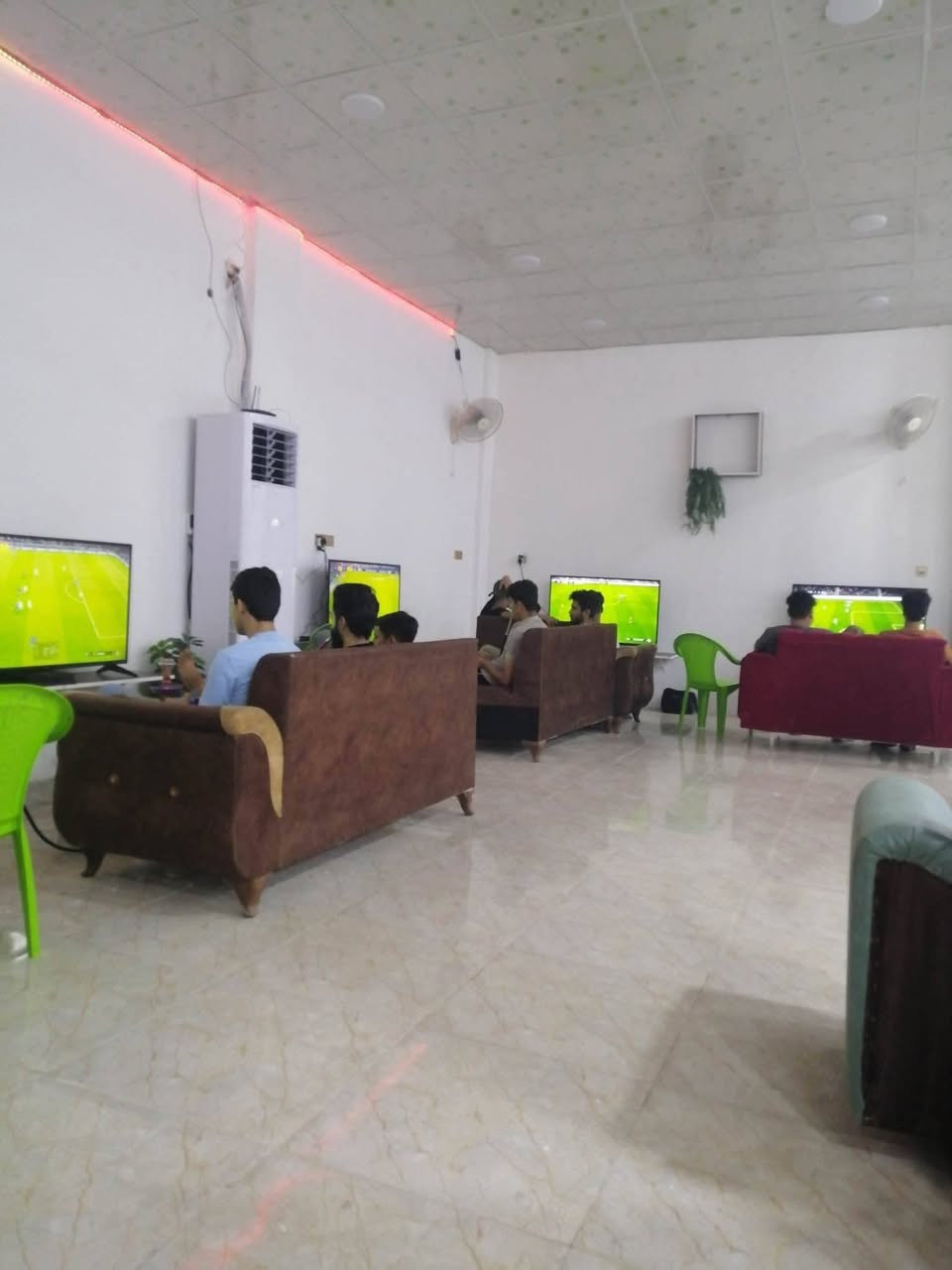 كوفي للبيع لعدم التفرغ العنوان حي ميسان الشريط كوفي شغال خير من الله  يحتوي على 3 ميوزة بليارد و5 شاشات و5 بلي 4 ونراكيل ومطبخ متكامل يحتوي على مجمدة وعارضة عمودية شواية همبركر ويحتوي أيضا على سبلت كنتوري مع مبردة كبيرة ومبردة صغيرة مع مولدة كيا 50 كيفي  للإستفسار الاتصال على الرقم ***********
