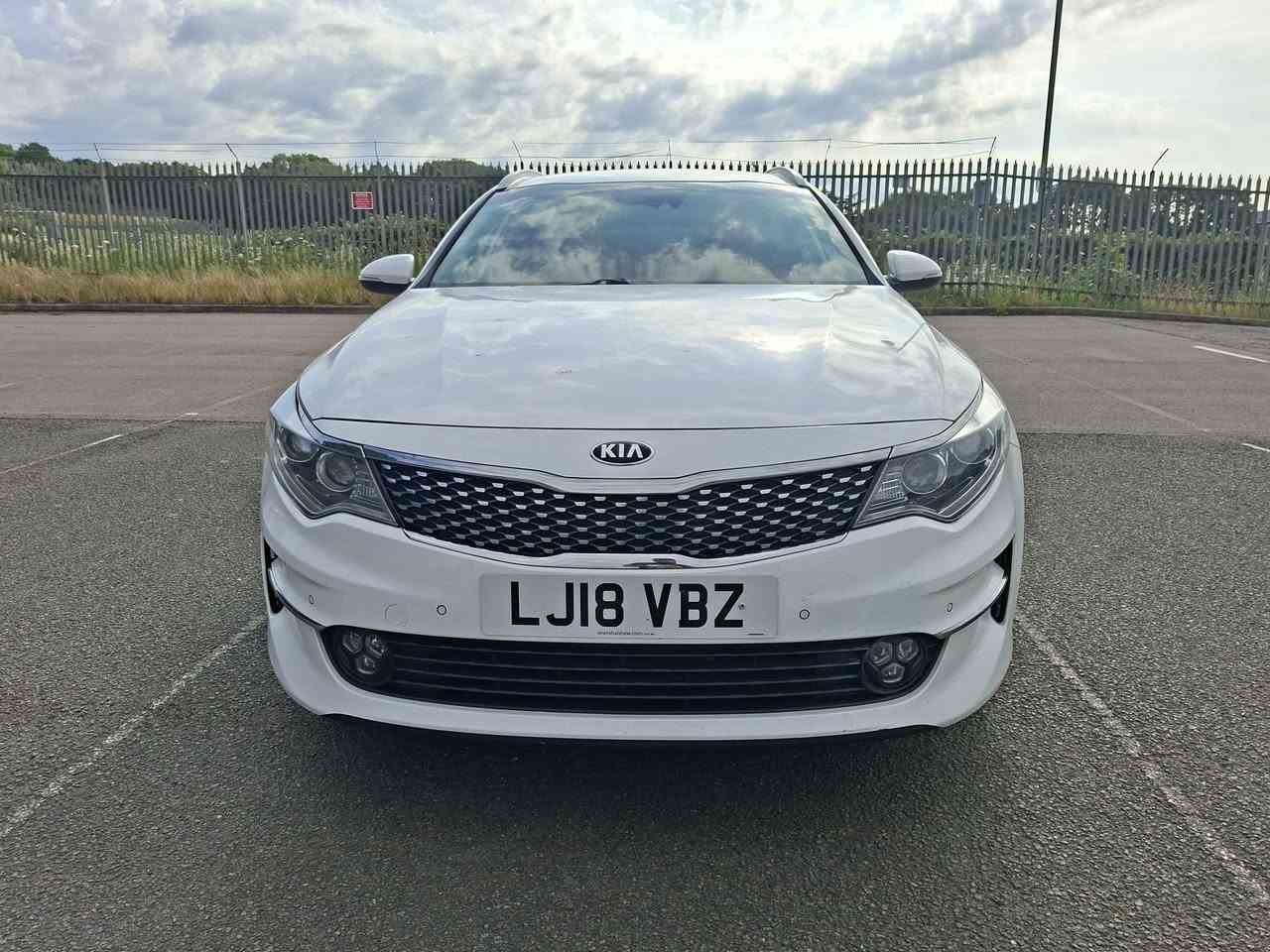 Kia optima ISG 3 1.7 CRDI 2018 6 speed manual 

1.7 Diesel 
122k mileage 
Euro 6 Ulez free
Clutch kit replaced including flywheel 
Ball joints replaced 
Suspension stabilisers replaced 
Tie rods replaced 
All with delphi oem parts
Heated Seats
Heated steering wheel 
18" alloy wheels 
Cruise Control 
Lane assist
Sart n stop
Auto hold
Memory seats 
Android and Apple car play 
Automatic headlights 
Hill assist 
Automatic wipers 
Half leather seats 
Front and Rear parking sensors 
Reverse camera 
Driver assist 

HPI CLEAR NO CATEGORY 

Want to know anything else message me 

£5200
Open to offers Coventry, West Midlands


**إذا كنت صاحب هذا الإعلان وتريد حذفه لأي سبب، رجاءا أرسل رسالة إلى الدعم الفني**