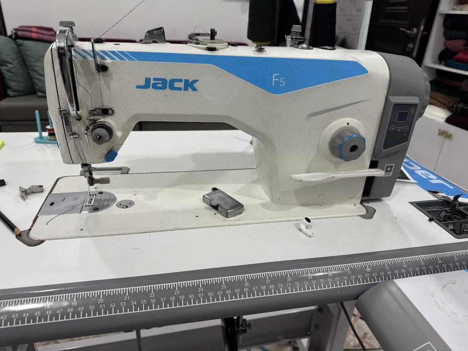 مكينة جاك F5..اخت الجديدة .. مع مساطر فصال .. مع ٦ ماصول ملكوك .. مع مقص .. مع فتاگة وقاطع خيط ..مع قدم مكينة جوكر ..مع ٢بكرة ابيض .. كل شي موضح بالصور .. السعر ٢٥٠ الف .. للاستفسار ***********
