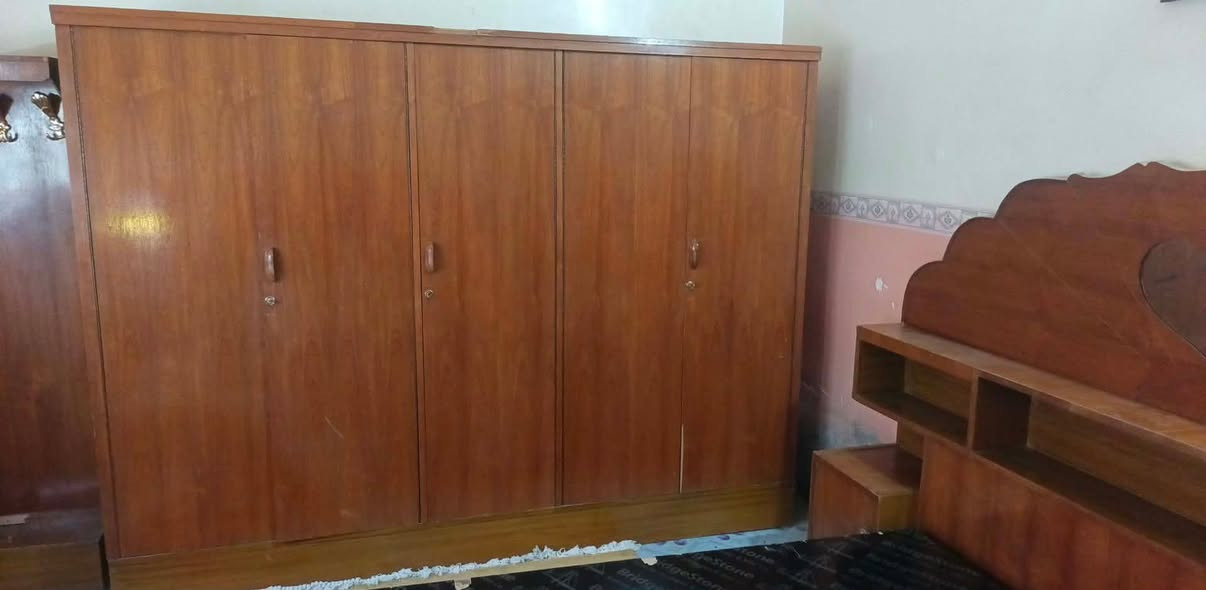 غرفه اخشاب للبيع السعر 300 مجمع حطين مقابيل منتزه ***********
