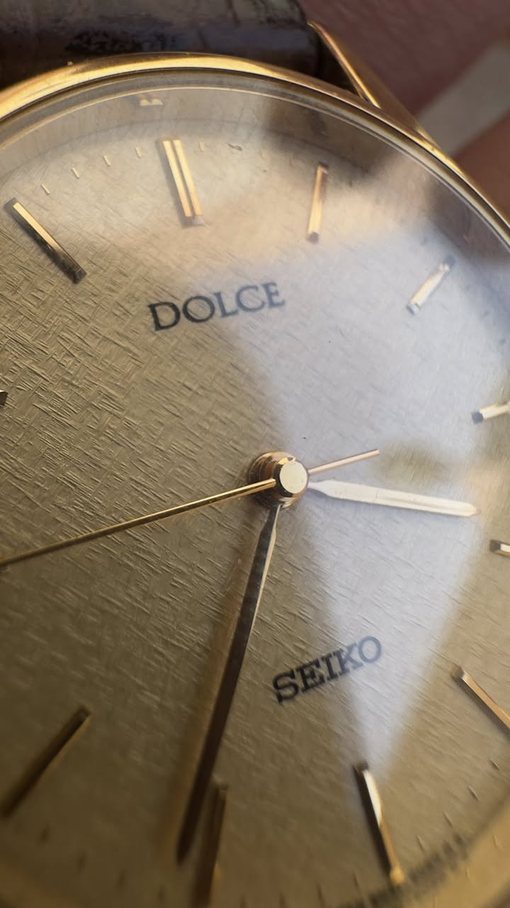 Seiko Dolce | سيكو دولجي 
طلاء ذهب سمك 30 مايكرون 
مينا كاروهات نوادر 
نظافة الساعة تقريباً 98%
السير + البوك اصلي 
دقة الساعة جداً عالية 
قطر الساعة 31
للحجز خاص 💌


**إذا كنت صاحب هذا الإعلان وتريد حذفه لأي سبب، رجاءا أرسل رسالة إلى الدعم الفني**