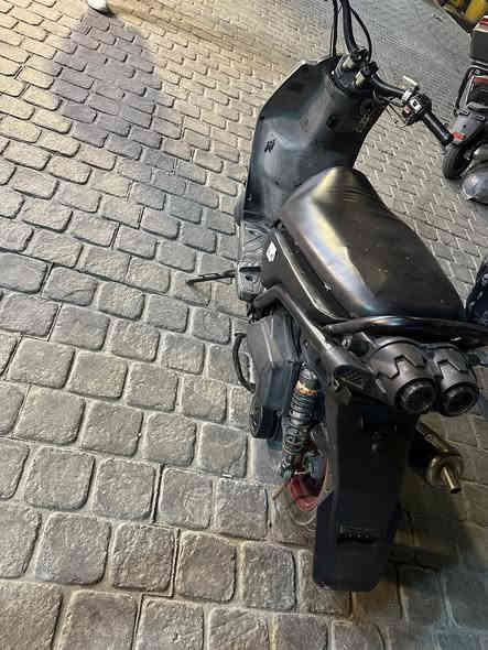 سلام عليكم جبلي للبيع دراجه نضيفه بس كفراتها مصبوغه صبغهن محلو حته متجي تكلي هنا تختلف علصور انطيك كفاله بمكينه كلش قويه بلاديه 59 بيها دبلات امامي خلفي سعرها 675 بيها مجال بسيط رقمي ***********
