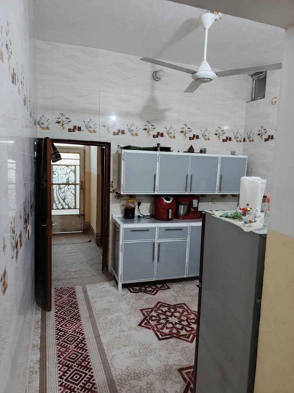 بيت مساحة 100 متر بناء حديث حولي قرب مطعم القنديل قرب مدرسة العرفان والمدارس الاخرئ .. غرفة نوم كبيره استقبال صاله كبيره صحيات خارجي وصحيات داخلي مطبخ بارد كبير ومطبخ حار .. الفرع 10 امتار منطقة سكنيه متكامله سعر 45 
الاتصال ***********
