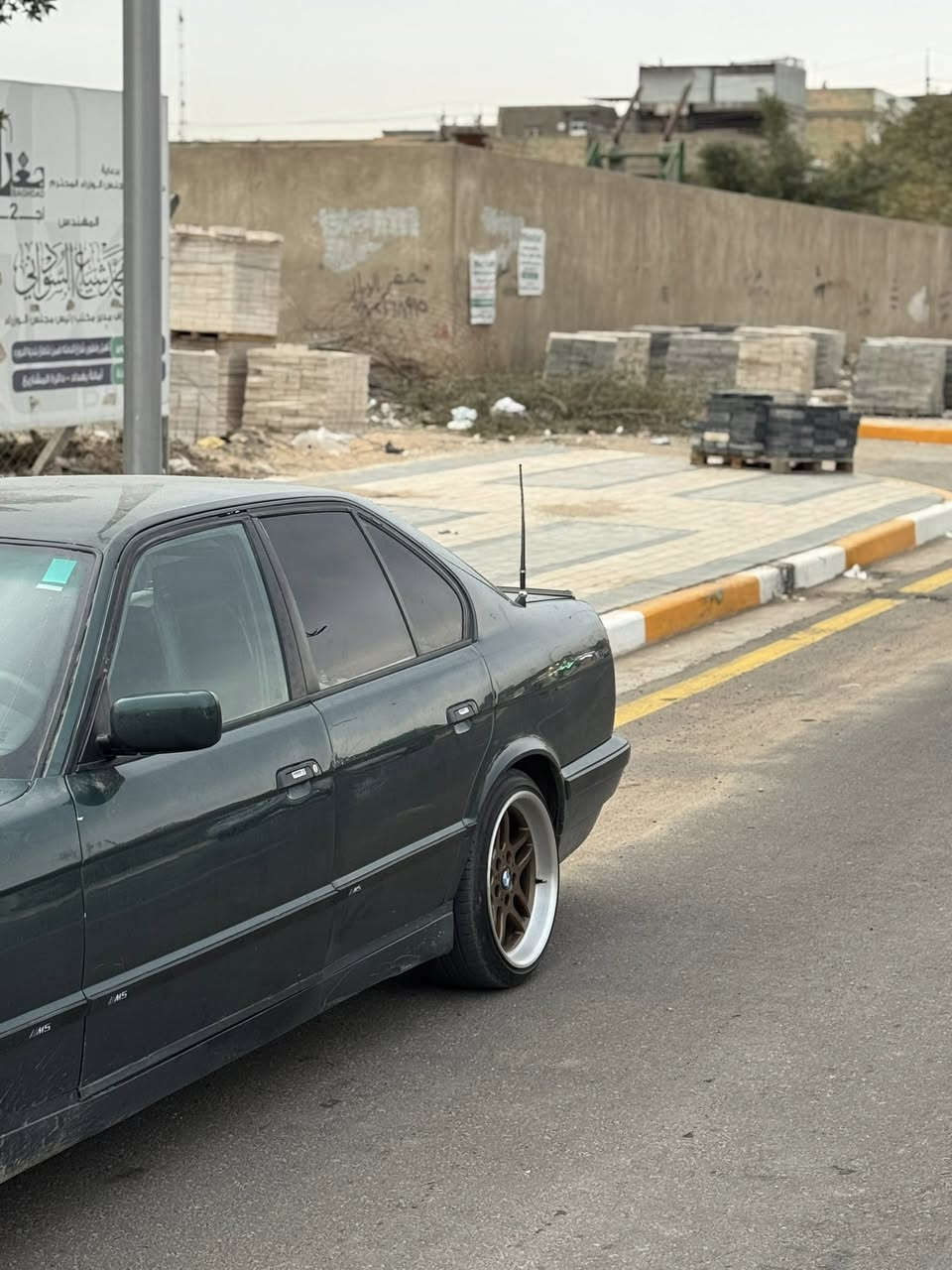 سلام عليكم 525 مسكر عدل موديل 92 رقم بغداد الجديد
تبريد شغال 
كير محرك انضاف 
غرفتها m يحتاجلها دوشمه  
بيها معجون بلقماره واكعه عليها سقيفه بس الجهه عكس السايق  مكاني بغداد دوره رايد مراوس ب كمارو موستنك جالنجر وانطي فرق  
***********
