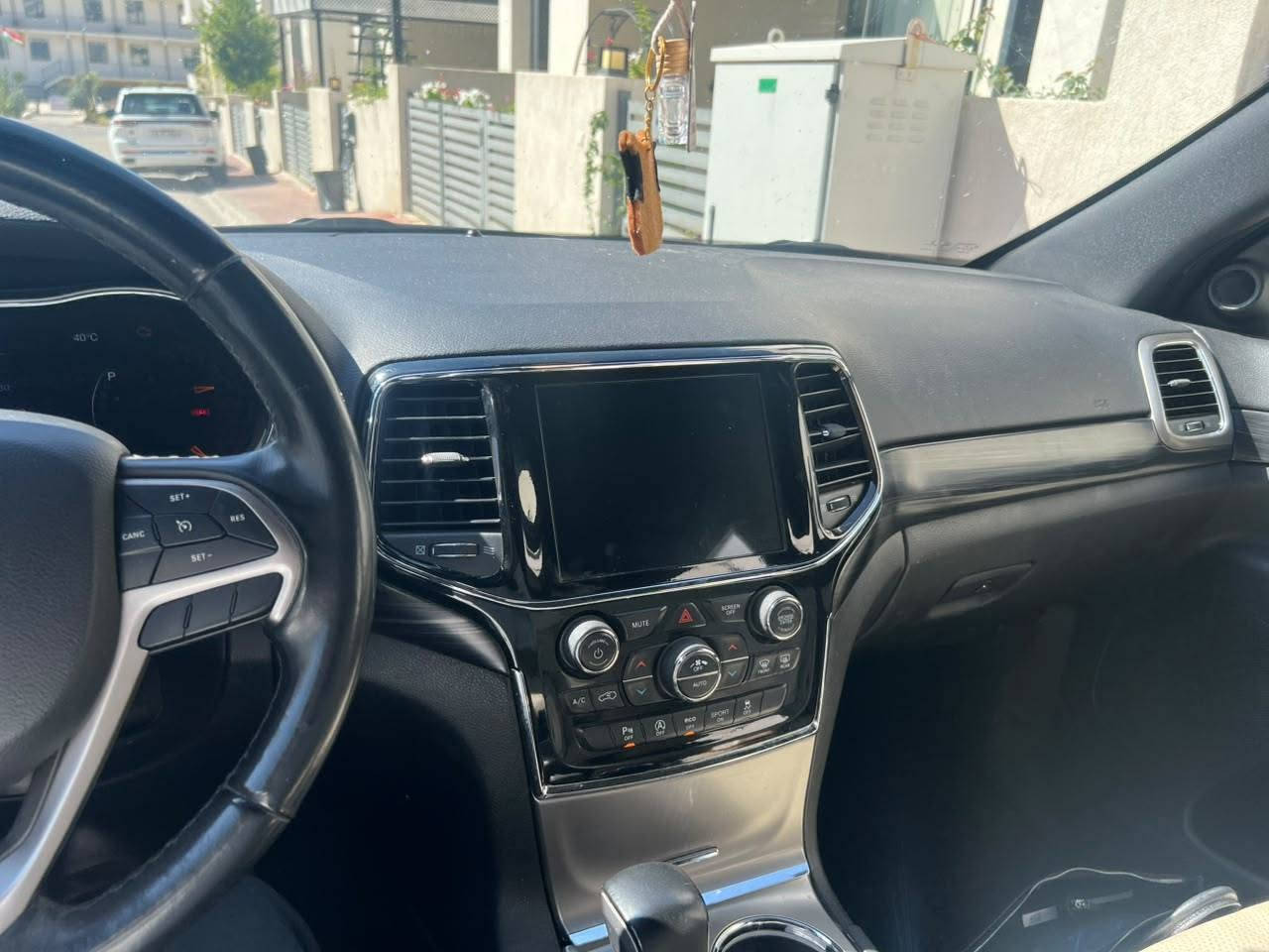 Jeep Grand cherokee 2019
گراند چیرۆکی ٢٠١٩ 
سپی بەفری 4WD

تەنها 50 هەزار ڕۆشتووە

بێدەعم و لێدران، ڕەقەم شەنسیم داناوە
زۆر پاک و تازەیە 
٢ پەڵەی بچوک بۆیاخی هەیە لای خۆمان بووە 
سپێری دانەگیراوە
مواسەفات ناوکرێمی، کوشن جڵد، کوشن کارەبایی،شەغال، بەسمە، دوو دەرگا بەسمە،
 ئۆتۆ هۆڵد و ئۆتۆ ستۆپ، شاشە گەورە،کامێرا،
 ڕادار،ئاوێنە فۆتۆ و Assist وە دژە فول، حاسە، دەبڵ ئەکسل،
 تەبرید مەرکەزی ٤ مۆدی لێخوڕی هەیە
‏Sport، Eco، Auto ،manual سیتمی ئۆفرۆد،کاڕپلەی،ڤۆلیۆم و تەحدیدسورعە، تەلەفۆن،لیدی ناوەوە،تراکشن و دژەخلیسک
زۆر مواسەفاتی تر..……

نرخ ٢٣٨

*********** السليمانية, العراق
