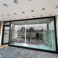 أعمال واجهات محلات بنايات زجاج 10 ملم مقسى وعادي   اتصل 07766014442