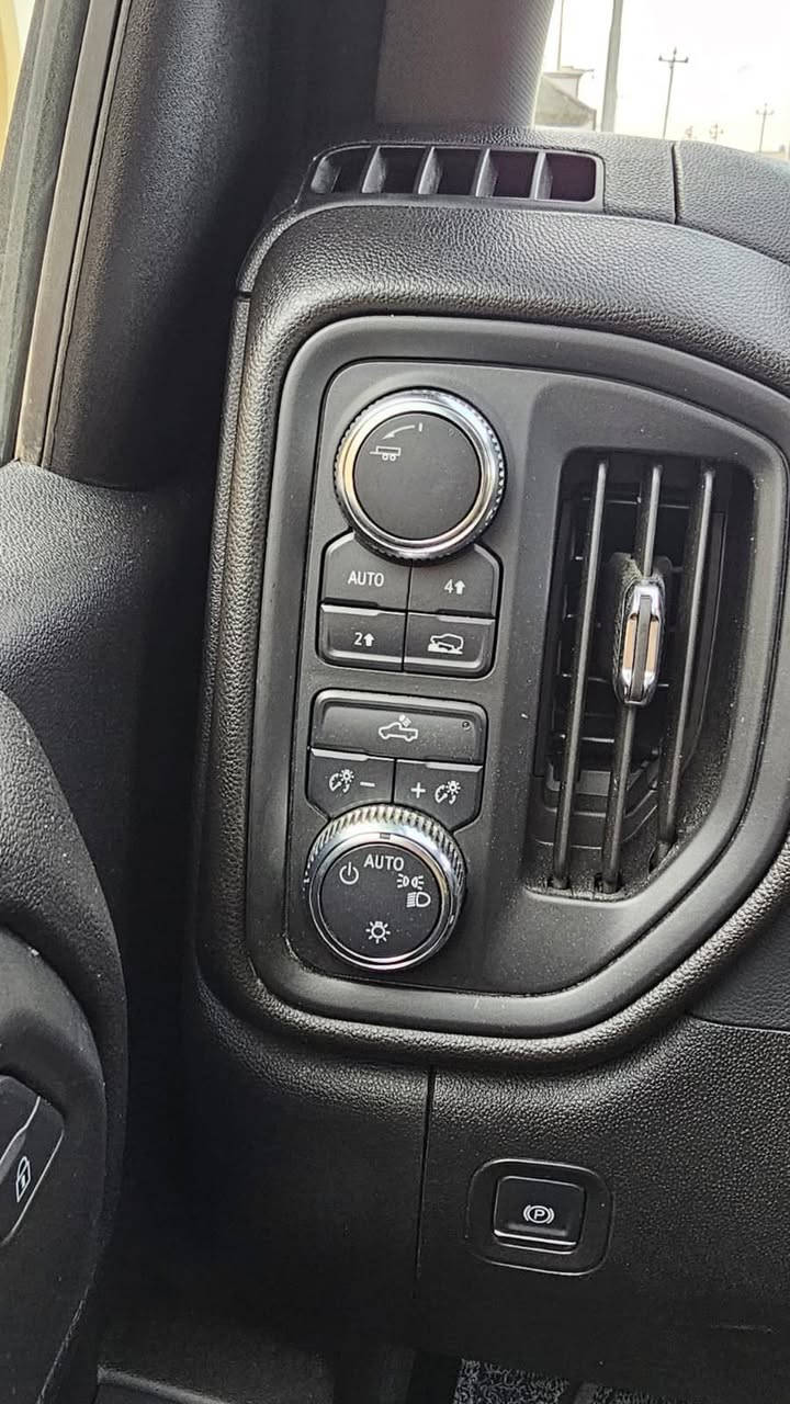 السلام عليكم
جمسي سيرا موديل2024
مكينه 4سلندر أتون تيربو بل كارتون 
دخول جديد مامرقم وين ما يعجبك اترقم 
مواصفاته رادار امامي تحديد مسار 
ماشيه 23 الف ميل المكان ذي قار 
موجود وتساب *********** 
بيع او مراوس حسب القناعه
السعر 305
