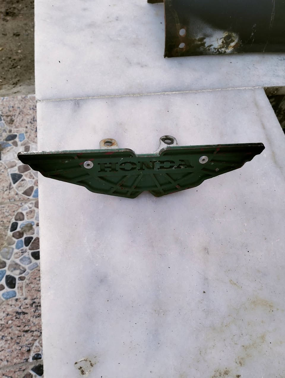 سلام عليكم غراض تفصيخ كله شغال شرط
1سبايدر باكستاني الثقيل
2علامه هونده
3عقل رياضي فصلات
4عدسه لايت جمجمه +لايت بومه
5طبله هيه وبنزاته والواير كامله
6تانكي زنجاري صبغه تخلي هيج بكيفك
7جوزه الااصليه معه يده  
كلمن وسعره مكاني رفاعي شراي بخدمته وهذا رقمي
***********
