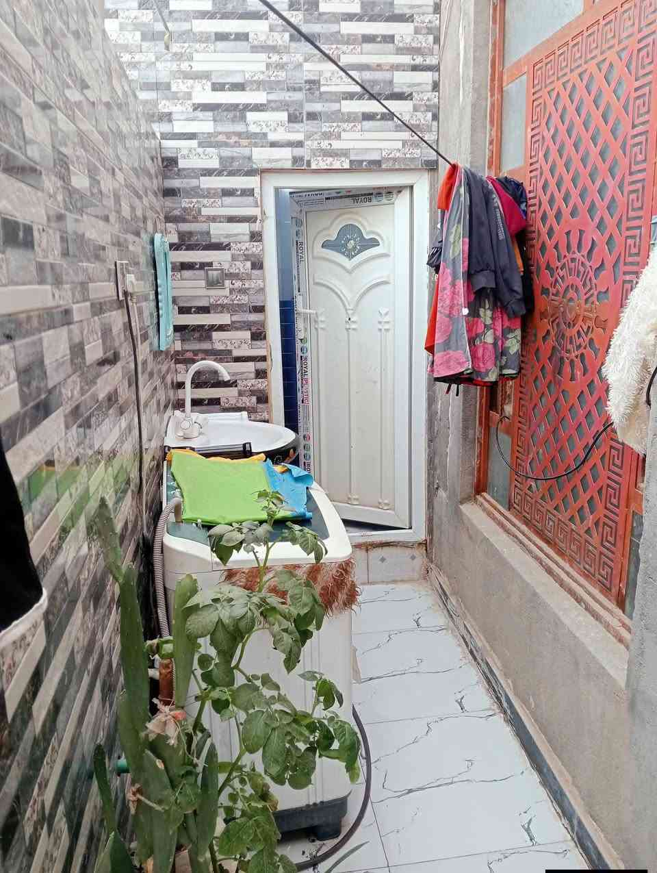 السلام عليكم اخوان بيت زراعي للبيع المساحه 120 البناء بلوك خدمات كامله البيت يتكون من غرفتين ودوانيه ومطبخ وغرفه قاط ثاني البيت نزله ابو كامل الرئيسيه مقابل النزله الاولى مال حي الجوادين الاستفسار على الرقم او واتساب ***********
