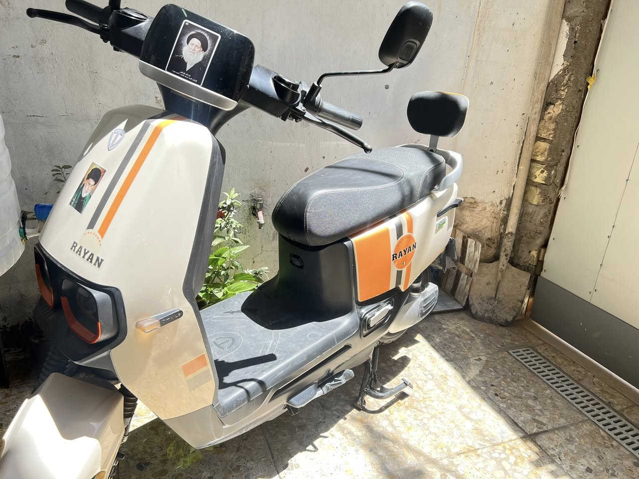 دراجه شحن الريان باب اول كلش نضيفه
السعر ٦٥٠ الف وبيهه مجال 
فقط تاخذهه تفحص بطاريات ماعرف كم بطاريه يحتاج 
حالياً الدراجه ما تمشي للامانه فقط مستحقه بطاريات 
للاستفسار الاتصال ع الرقم ***********
المكان بغداد/مدينة الصدر /تقاطع كسره وعطش
