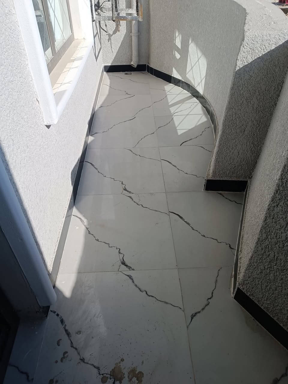 بيت تجاوز بحي البساتين أوحي السلام الدخله مالتة من جامع المرتضى أول فرع على اليسار طابق اونص الطابق الثاني سندويج ضد الحريق طرمه.استقبال حولي غرفه نوم جوة اوغرفه فوك+سطح ***********
