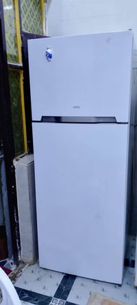 ثلاجة • حجم كبير • ما بيه قفل