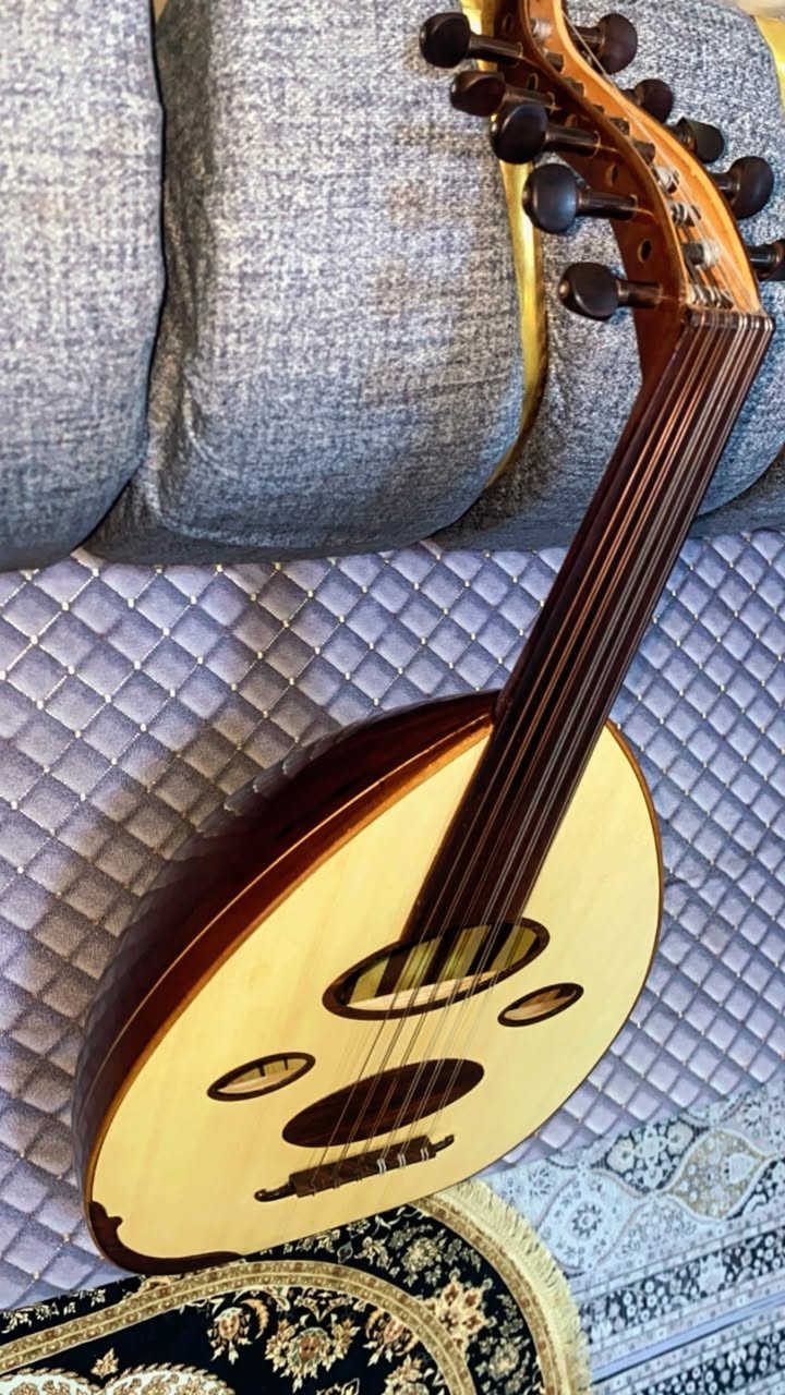 عود عراقي فرس ثابت صناعة محمد القيسي ٢٠٢٥ الرجه سبروس الضهر صندل المفاتيح ابانوس الاوتار لابيلا امريكي صوت فدشي السعر ٦٠٠ مجال بسيط واتساب ***********
