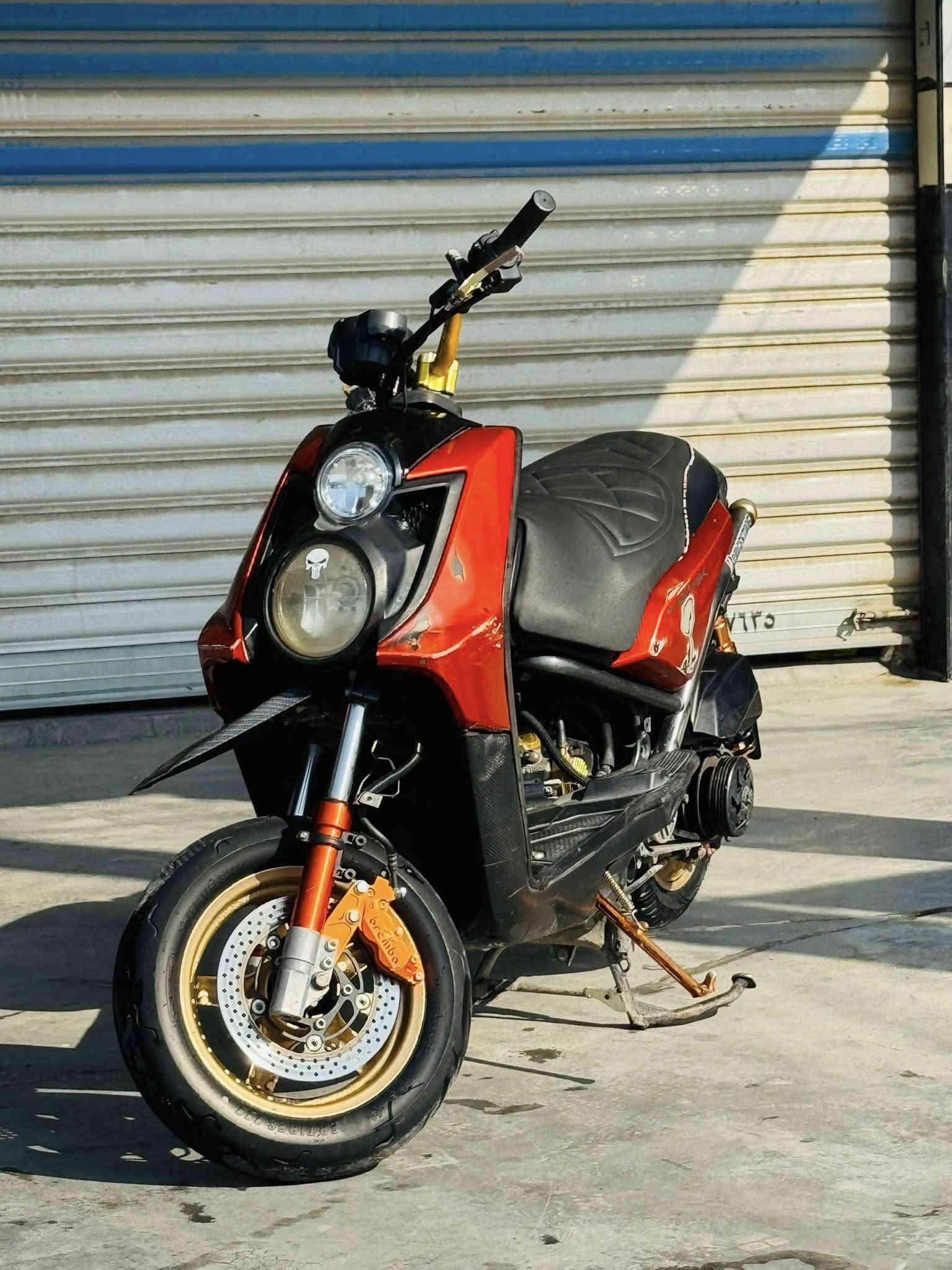 السلام عليكم 
سكنز جبلي مديل 2012 
الدراجه جديده بمعنى الكلمه 
1. فجوج بربمو 
2. قباقه عنابير وستيرن ويدات بريك ويدات قبضه كلهن ماركه NCY 
3. قباقه مكينه مزوده 
4. دبلات امامي ماركه olin 
5 . دبلات خلفيه رياضيه 
6. ستيرن رياضي 
7. ستان صفح رياضي 
8. بعد بيها تزويدات هواي الدراجه متعوب عليها 
دبل اشاره شغال عالي ناصي الدراجه كامله ما ناقصه شي 
الدراجه ب اسمي مكفوله مكينه وسرقه 
مكاني /البياع الشرطه الرابعه 
رقمي *********** بي واتس اب 
السعر 1450 وبيها مجال الشراي مارجعه
