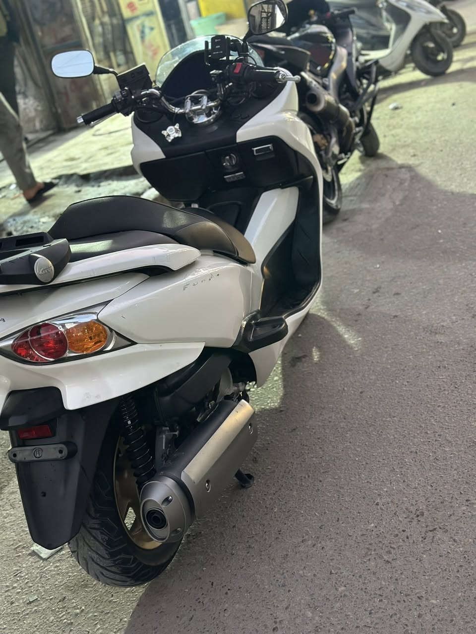 سلام عليكم درجه 10/0 البيع دراجه مكفوله كفاله عامه من كلشي سعر خاص  عنوان بغداد ساحت عدن رقم ***********
