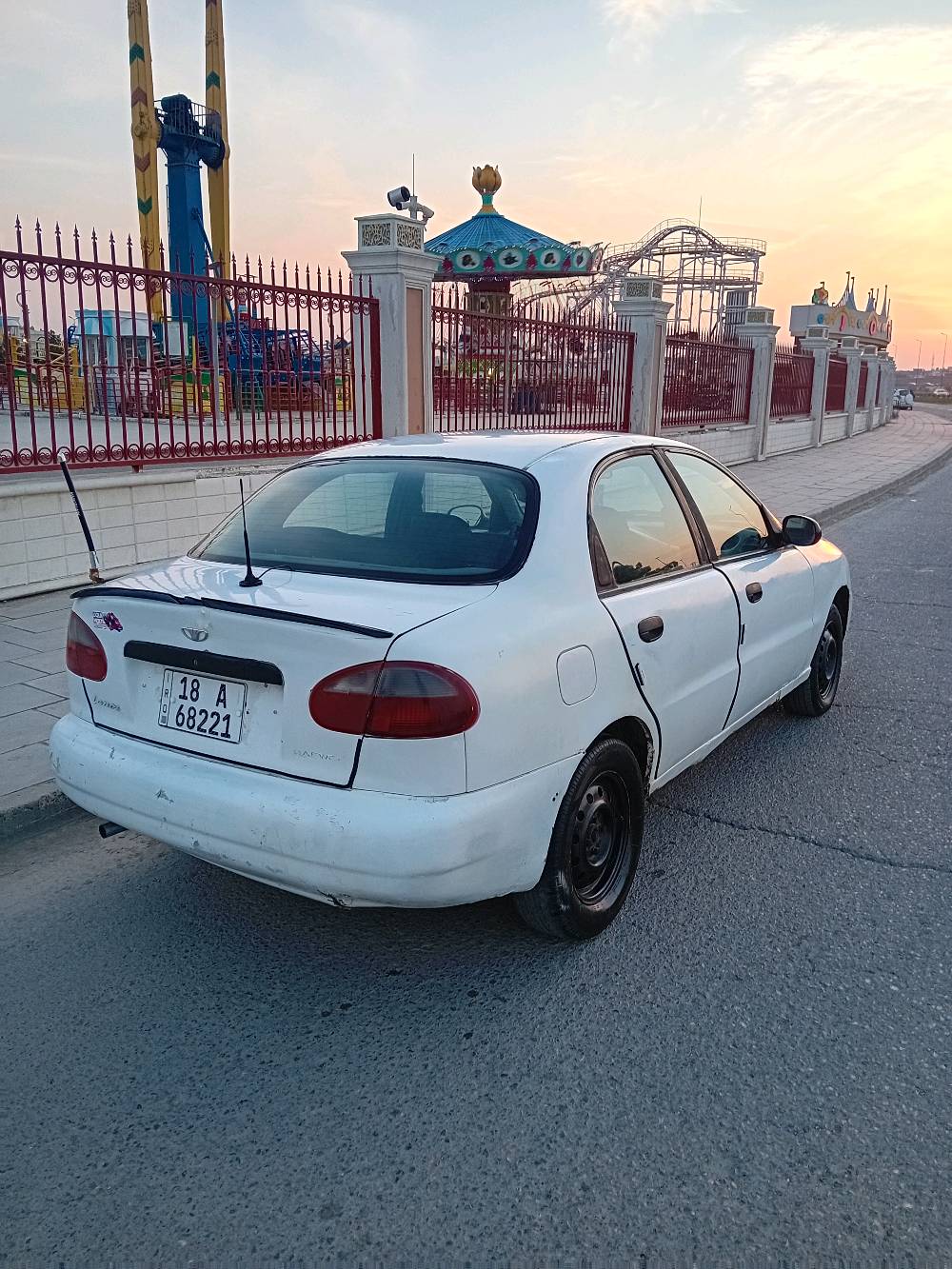 السلام عليكم للبيع دايو لانوس موديل 2000 
وارد خليجي 
رقم بابل انكليزي 
محرك 1500 مفتوح 
كير عادي 
السيارة مصبوغة عام بدون حادث 
ومحرك بي دخان من القبق فقط لان صار هواية ممبدل دهن 
عارضها ب28 ورقة وبيها مجال 
مكاني بغداد حي الجامعة 
للاتصال ***********