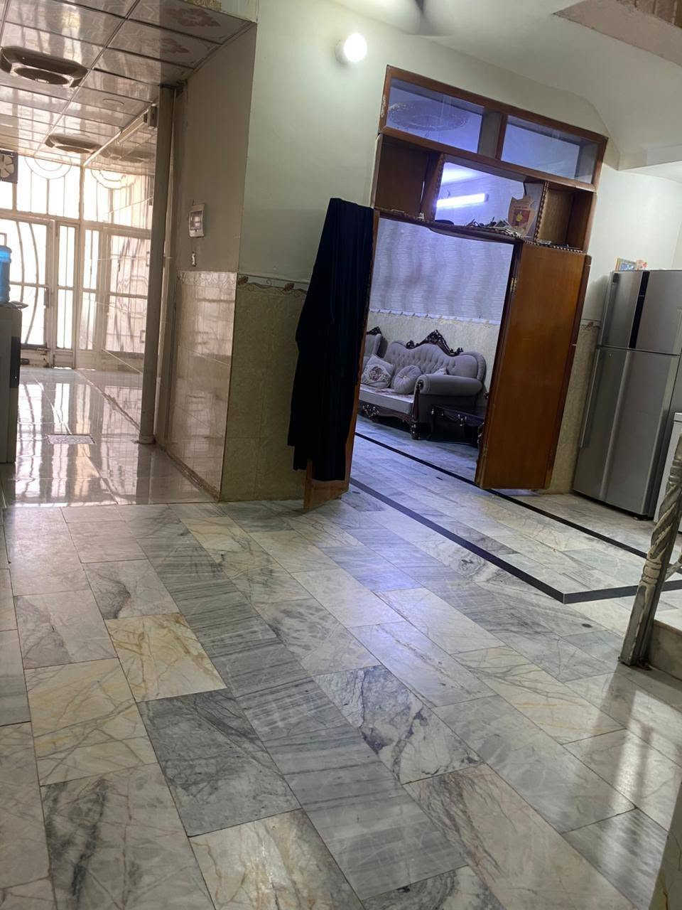 السلام عليكم ورحمه الله وبركاته
بيت للبيع
 بيت للبيع المساحه 112.5 يحتوي الدار مطبخ خارجي حار بارد غرفه نوم في الطابق الارضي وصاله وغرفتين سويت في الطابق الثاني جنس العقار طابو صرف عنوان الدار كربلاء حي التحدي قرب المدرسه الصينيه يوجد قرب الدار مستوصف ومدارس للاستفسار اكثر الاتصال على الارقام ***********
***********
