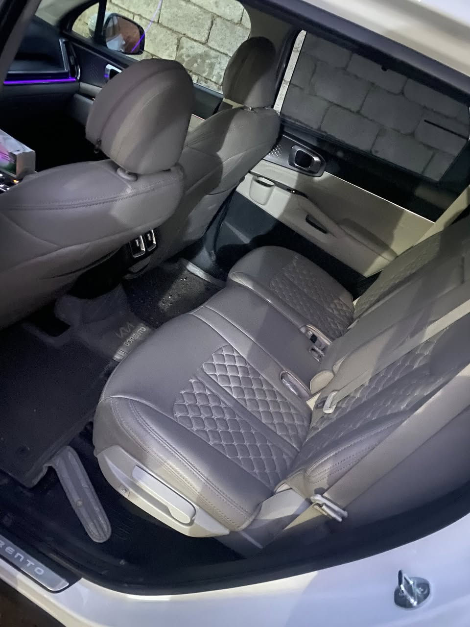 السلام عليكم اخوان من رخصة الأخ مدير الگروب والإخوة الأدمنية  كيا سورنتو موديل ٢٤ رقم بغداد انگليزي محرك ٦ سلندر ٧ راكب ٣ قطع تبريد ماشية ١٧٢٠٠ بيها بارد بالصندوق بسيط ورصعات حصو الشارع ما تتميز إلا بالسونار السيارة مغلفة جلد ارضية وكشنات ما تصرف عليها دينار بيع او مراوس بسورنتو ٢٣ فول مواصفات ١/١ سعر البيع ٣١٠ وبيها مجال شراي يتصل ***********  مكان السيارة ديالى بعقوبة
