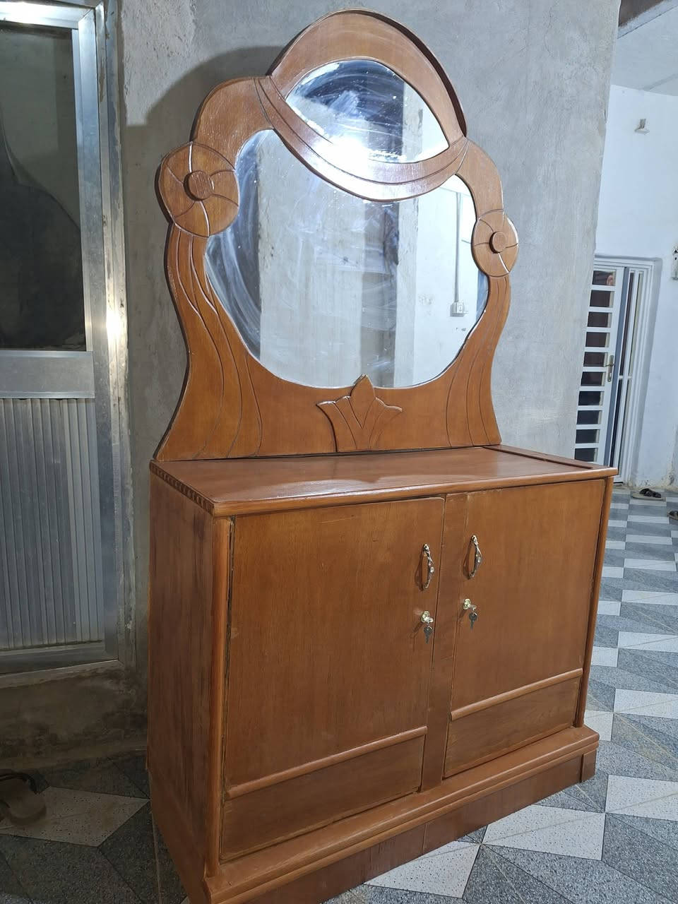 للبيع  ميز مرايه   السعر ٣٠ ألف    خاص أو التصال  ***********
