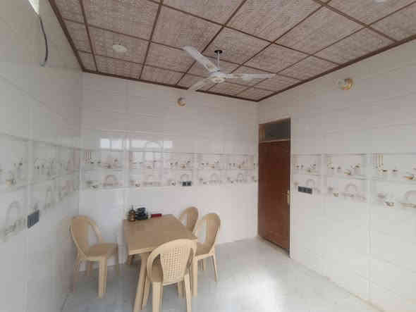 بيت للبيع  بمواصفات بناء ممتازة، جاهز للسكن الفوري 
📍 قريب جداً من شارع القبلة.
• المساحة: 150 متر مربع.
البيت  مرقّم بلدية بالترقيم الأخير
🏠 تفاصيل البيت والتصميم:
• بناء بلوك (درجة أولى و عكادة) 
• ⁠يحتوي على
• غرفتين نوم.
• صالة 
•  استقبال
• مطبخ 
• ⁠صحيات داخليه وخارجيه
• ⁠علماً جميع البيت بورسلين درجة اولى 
السعر ٢٥ 
***********
