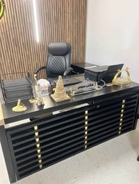 ميز مكتبي جديد مع الملحق مع الكرسي  300 نهايتة الكرادة للاستفسار 07707...