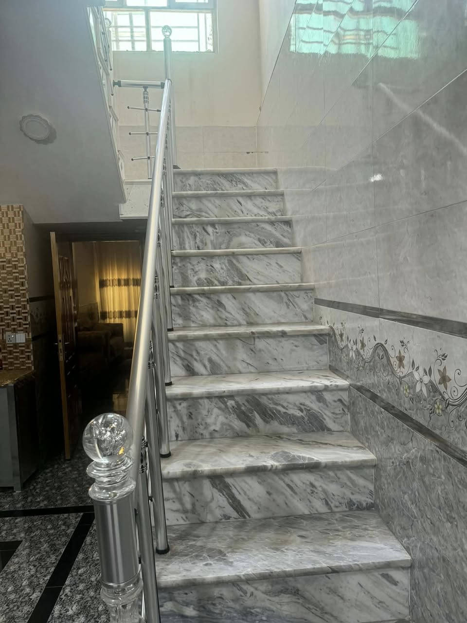 بيت للايجار طابق ونص ١٠٠ متر واجه ٥ م نزال ٢٠ البيت بيناء حديث ونظيف كربلاء خلف مجمع الباقر التجاري مباشرة الطابق الاول صحيات خارجيه استقبال صاله كبيره مطبخ مشترك وغرفة نوم سويت بيها صحيات الطابق الثاني غرفة نوم وصحيات وصاله كبيره وسطح متوفر كافة الخدمات ومغاسل عدد ٢ وتانكي  ماء و ماطور وسخان ورايد ايجار ٦ اشهر او سنوي للاستفسار *********** الرقم بي واتس اب ايجار الشهر ٤٠٠
