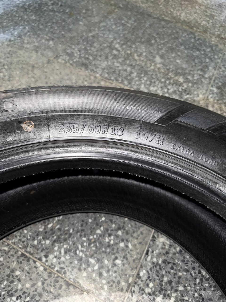 السلام عليكم
زوج تايرات جدد مامستخدمات للبيع
الحجم 235/60R18 
للاستفسار *********** 
المكان البصرة
