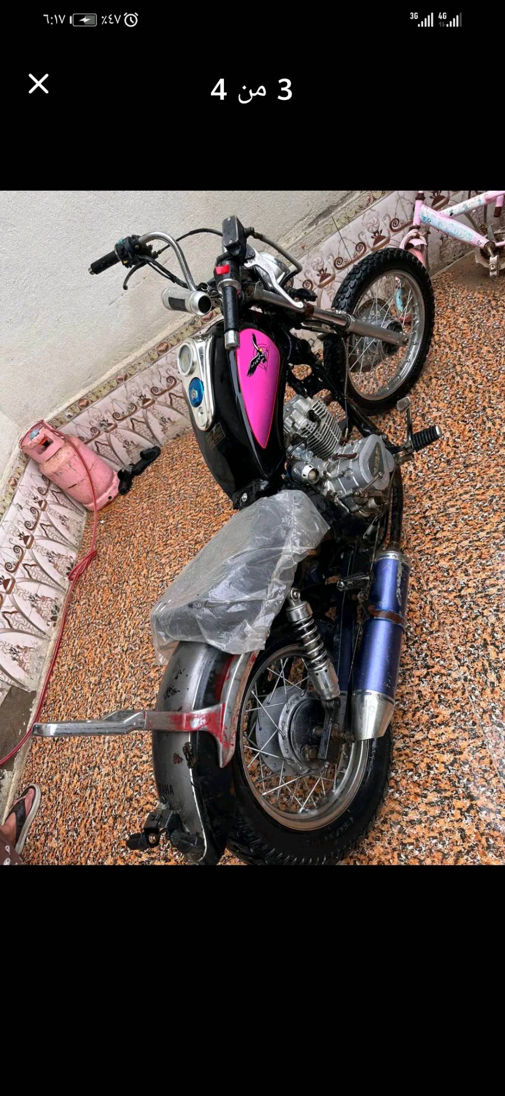 دراجة نارية بحالة جيدة مع تصميم أنيق يجمع بين اللون الأسود والوردي، مريحة للاستخدام داخل المدينة. المحرك قوي ويعمل بكفاءة، مع وجود عائق خلفي للتخزين. الدراجة نظيفة وجاهزة للاستخدام، مما يجعلها خيار مثالي لمن يبحث عن وسيلة نقل اقتصادية وعملية.