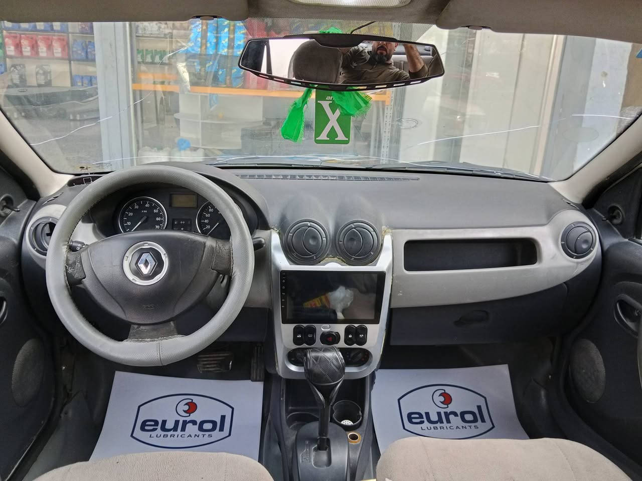 سلام عليكم من رخصه لدمن
سياره رينو لوكان 2011فرنسي اصلي مو ايراني 
خوصي بغداد كير اوتماتي لسيار كلش نضيفه وصارف عليهه هوايه كير جديد حاويه وضفيره جديده مشط ستيرن وبور جديد صدر جديد تخم تاير جديد صارف عليهه مكيانيكيات جديده لسياره بيهه نقص تبريد وبيهه بدايه لاستيك ولف ولباقي كله جديد كل كهربائياتهه شغاله 
عارضهه 55
مكلن لسياره بغداد حي الجهاد 
رقمي ***********
