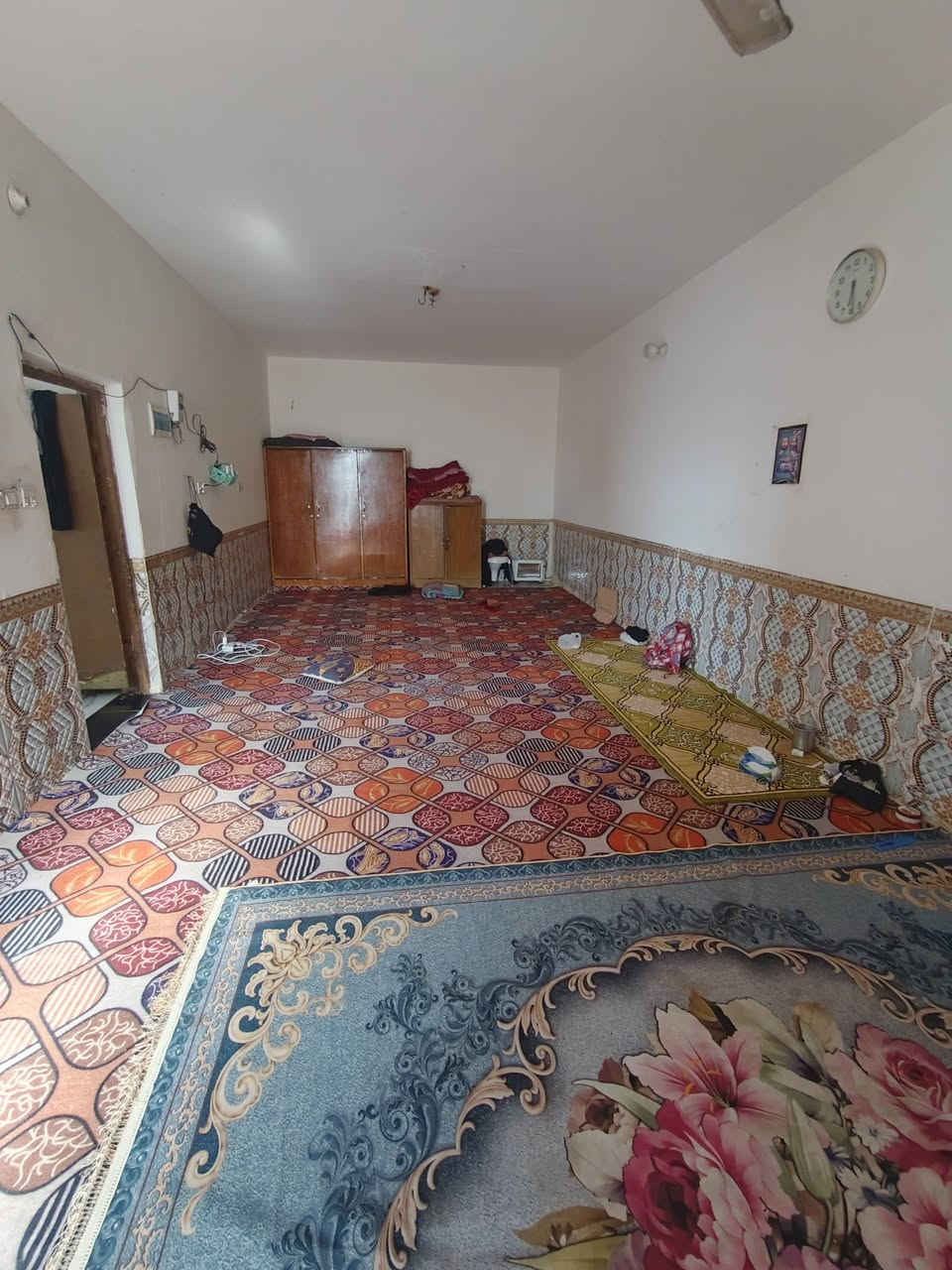 سلام عليكم 
بيت 200متر زراعي نهايه شارع المستوصف 30
طارمه صاله 9في 4
مطبخ واستقبال صحيات 
بيت كله سيراميك جديد
سعره 27
***********
