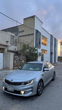 كيا اوبتما ٢٠١٦ ماشية ١٢٠ الف كيلو السيارة بيها بارد ب الباب الخلف الس...