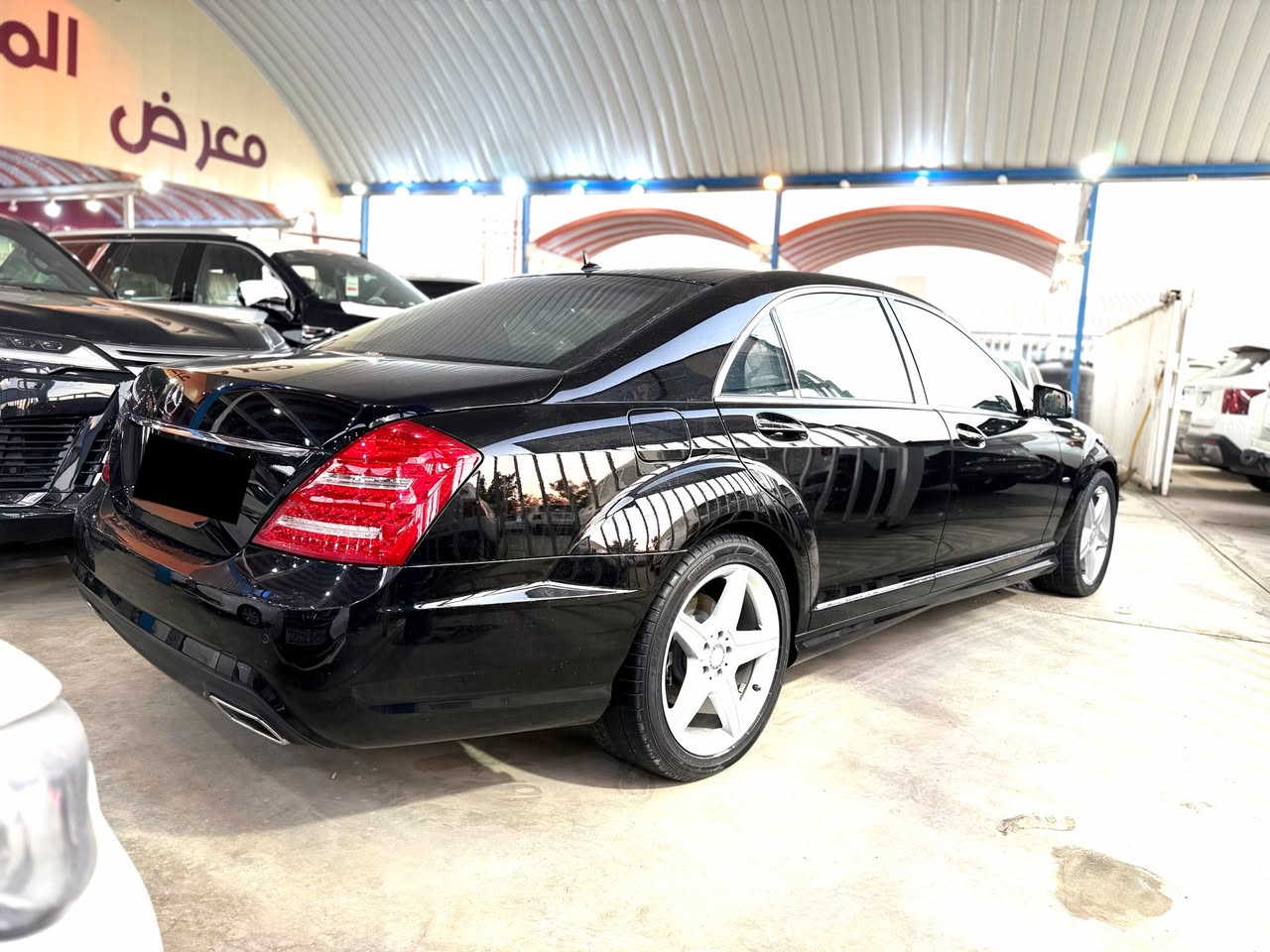 من انظف السيارات بهذا الموديل قمة الفخامة 
مرسيدس اس كلاس S500 
موديل 2010 وارد الماني 
فول مواصفات للاخير اعلى شيء كفالة عامة من كلشي 
حتى من الشخط مكفولة . 
محرك بنزين  8 سلندر 
ضمان بدون صبغ بدون تبديل بدون تكحيل بدون تعديل
ماشية 55الف كيلومتر حقيقي  
المواصفات:-
( ابواب كبيره لارج ،  سقف بانوراما ، كامرة حرارية لعرض لطريق امام السائق ،خمس بردات  ،سقف كنتارا . داخل فورميكا  داخل جلد   . شاشات مع طاولة طعام . كامره .كشنات امامي والخلفي متحرك ابواب شفط . رادار .  اوتو هولد  .صندوق شفط وسحب . حساسات امامي والخلفي  ، كشنات واستيرن كهربائي ، كير شفت استيرن .).  
السيارة مابيها اي خلل كهربائي وكير ومحرك كله بشرط 
كير ومحرك مامفتوح بشرط  
رقم اربيل الجديد . 

العنوان : الديوانية المركز . 

رقم صاحب السيارة 
***********
***********
