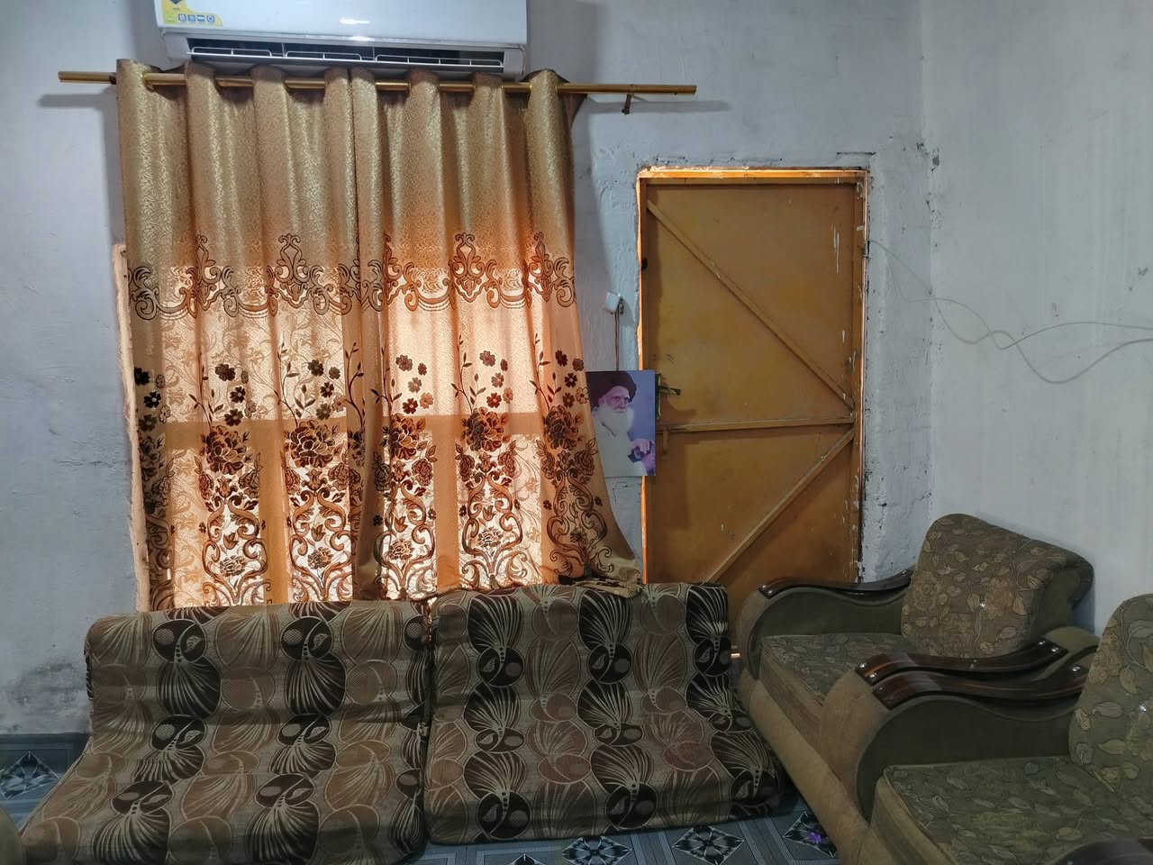 السلام عليكم بيت للبيع شارع علكم قرب اسواق الاخوين 110 م السعر 17 بي مجال ***********
