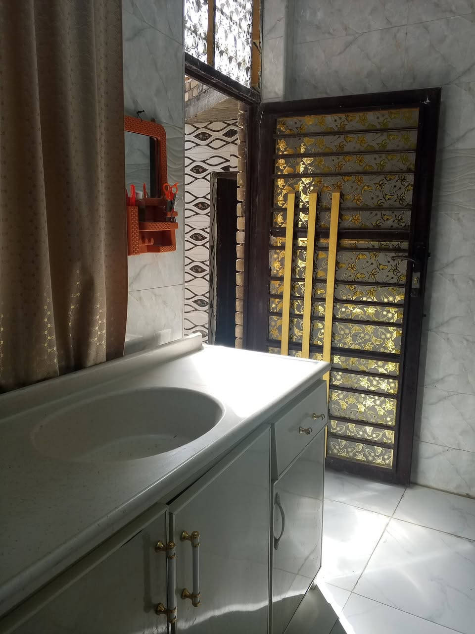 دار سكن للبيع بناء حديث
طابوك سقف كونكريت 
كافه الخدمات متواجده
3غرف نوم
مع صاله مع صحيات خارجيه 
مطابخ حار مع بار مع كراج سياره 
حاوي العباس شارع حسن ال وارد قرب المدرسه
يرجى الاتصال 
***********
