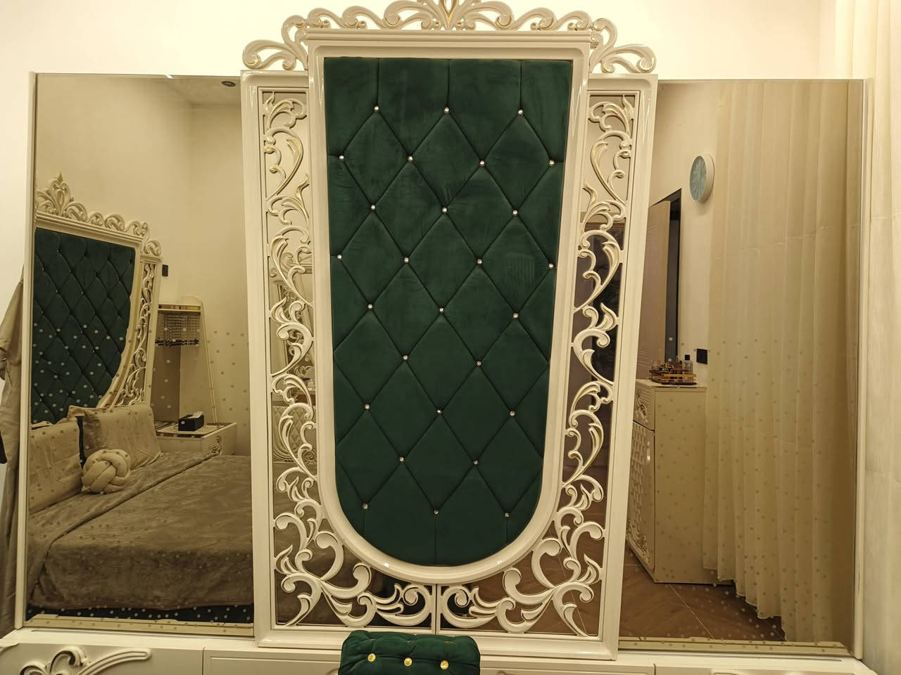 غرفه نوم ٩ قطع ضخمه جدا وتكمه السعر (مليون و٨٠٠) 
للاستفسار ***********
