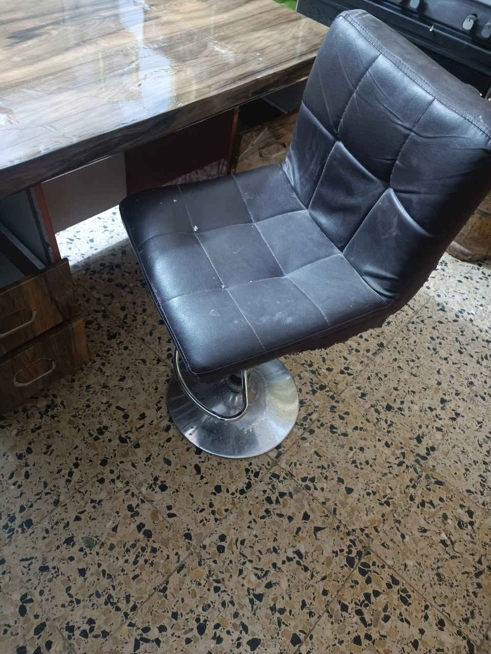 كرسي وميز 80 الف ينباعن سوا***********
