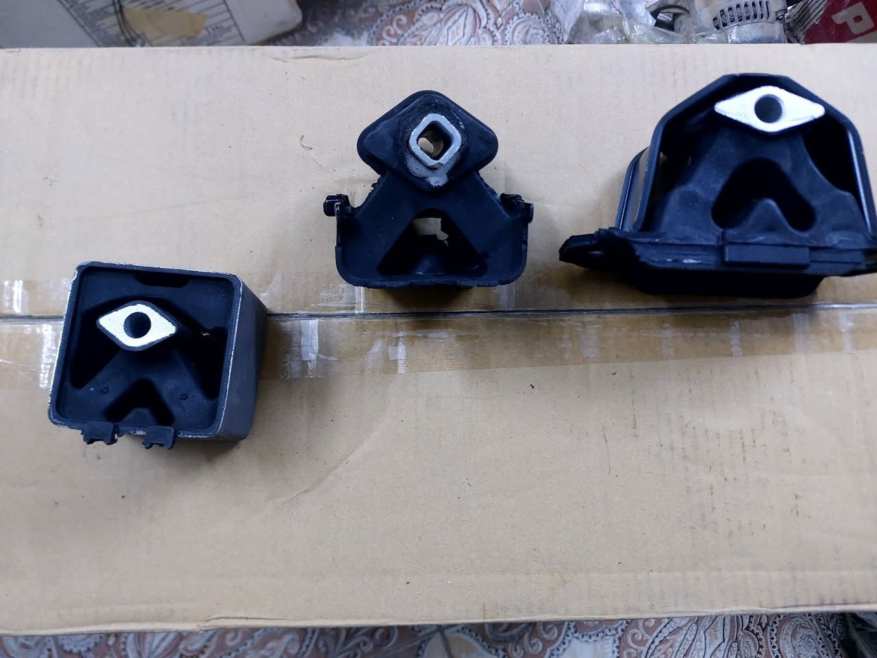 السلام عليكم. دجات (اذان محرك )لسيارا ت كلايزر7راكب موديلات 91_95.سعر القطعة25الف. والمربعة تحت الرادتير20الف كما يوجد لدينا توصيل لجميع المحافظات وتساب او اتصال ***********
