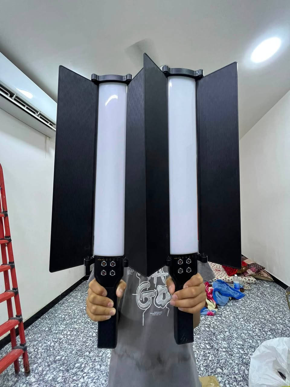 للبيع عصا إضاءة تصوير احترافية (عدد 2) - LED RGB
 مع تأثيرات ذكية.بوابات جانبية سوداء
 للتحكم باتجاه الضوء.
لوحة تحكم مدمجة بالمقبض لتغيير الألوان والسطوع.بطارية داخلية قابلة لإعادة الشحن 📞 ***********
