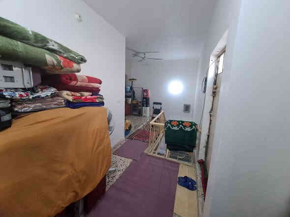 سلام عليكم دار لبيع مساحه ١٠٠ متر واجهة ١٠ / نزال /١٠ يحتوي على صاله وغرفتين نوم  وخدمات طابق ونص  منطقه سويب زراعي كاع حجي عماد ممتواجد على الفيس اتصال *********** او *********** السعر ٦٥ وبي مجال
