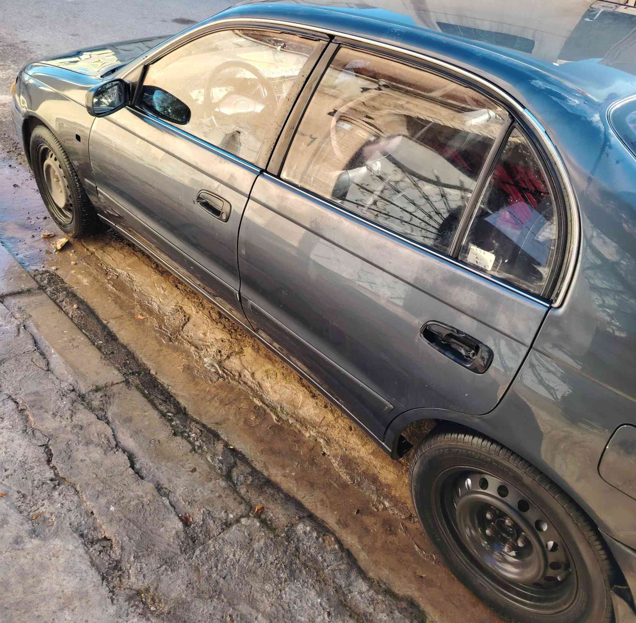 السلام عليكم ورحمة الله وبركاته.. سياره فرخ بطه موديل ٩٢.. محرك ١٦  السياره تحتاجلها صبغ جماليه جاهزه من كلشي حداديه وطخم تبريد تدفئه لاضربه لا معجون وكدام العين.. السياره باسمي رقم انكليزي.. بيها كابون بانزين... السعر $ 52.. وبيها مجال لتواصل على الرقم..
***********
