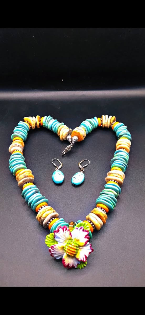 تخم قديم من الفيروز الاصلي بفواصل عطف تبتي قديم واقفال فضة الوزن 140غم هاند ميد صياغة قبائل وأعمال تراثية واضحة المعالم ونادرة ،،، 

     ***********          واتساب
