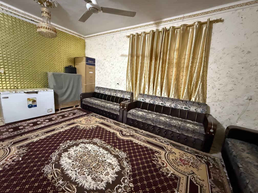 السلام عليكم دار للبيع طابو ملك صرف المساحه 190 متر واقع حال 204 بناء طابوك يحتوي الدار علئ 4 غرف نوم 💤 صاله استقبال مطبخ مجمع صحيات مع مشتمل يحتوي المشتمل علئ  غرفه صاله استقبال مطبخ مجمع صحيات موقع الدار بعقوبه المركز قرب فلكه الامين للستفساره ***********
